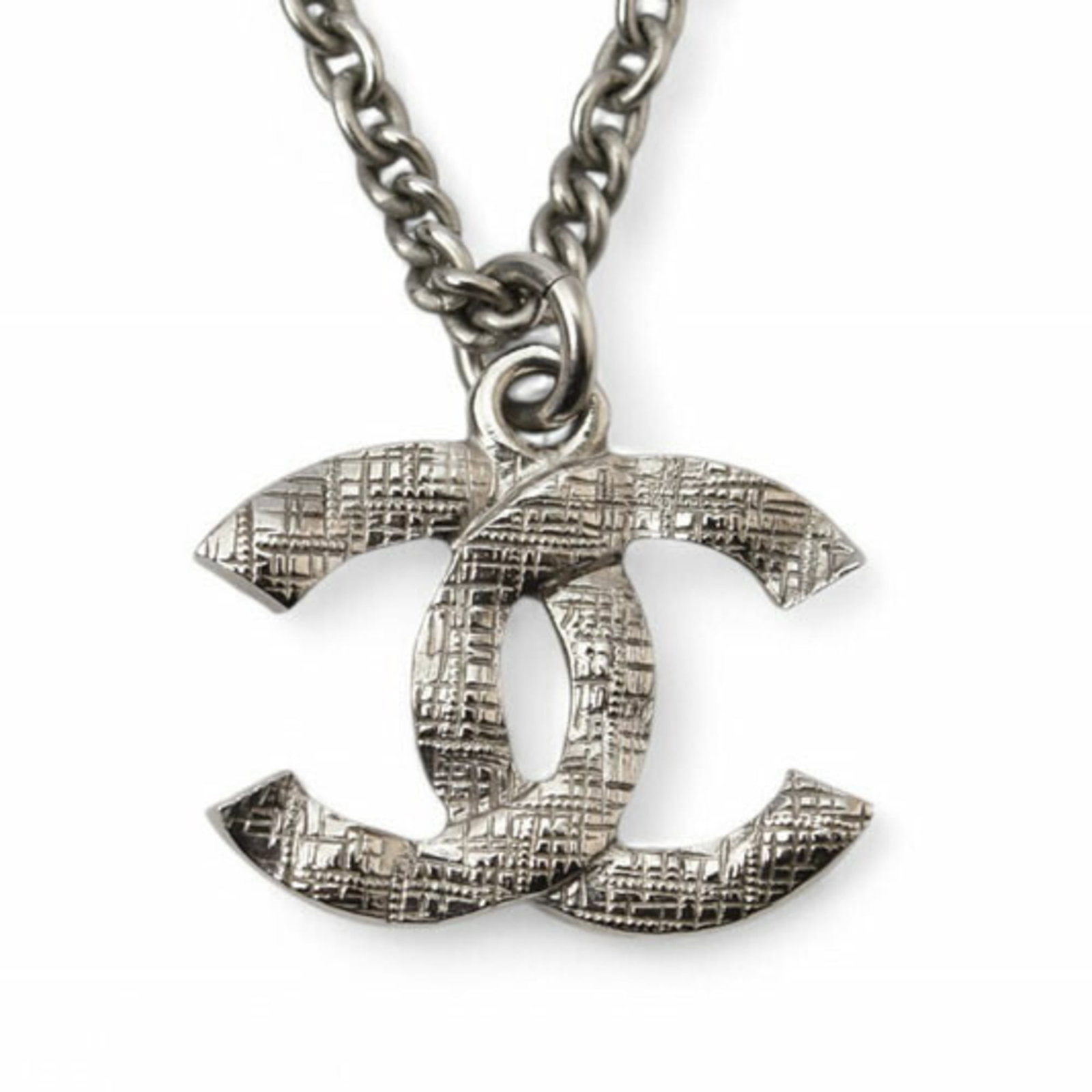 Chanel Necklace Pendant 2Way Chanel Coco Mark Cc Rhinestone Pearl Motif Silver 20A: Chanel Necklace Pendant 2Way Chanel Coco Mark Cc Rhinestone Pearl Motif Silver 20A Silver Chanel necklace pendant with a 2-way Coco Mark Cc rhinestone pearl motif, measuring 12mm x 17mm. This elegant 