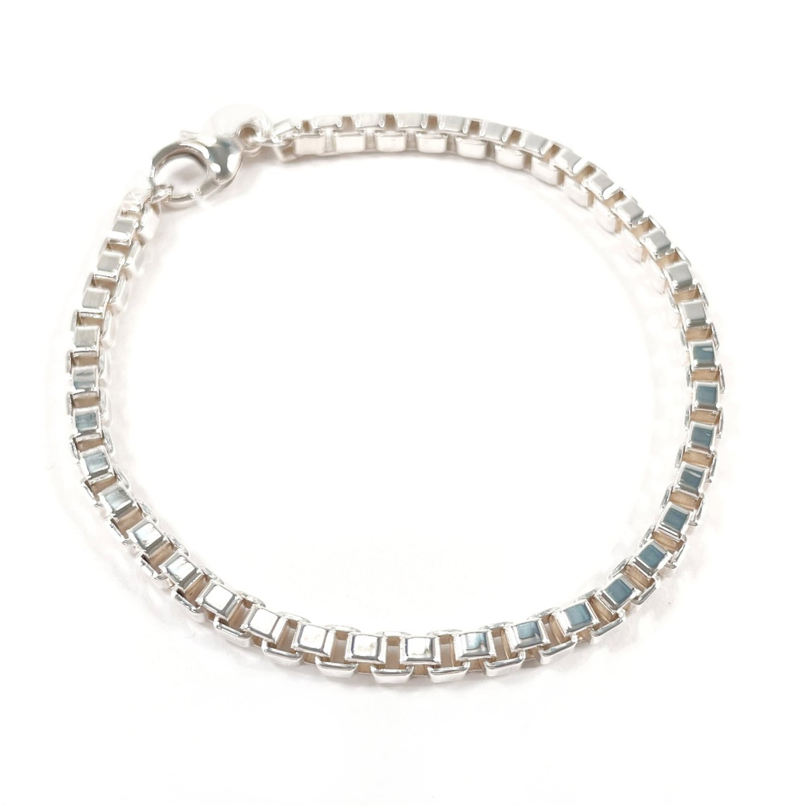 Tiffany Link Bracelet Silver 925: Tiffany Link Bracelet Silver 925 Silver 925 Tiffany Link Bracelet, crafted from high-quality sterling silver with a sleek and modern design. This 18cm long link bracelet features a classic style that 
