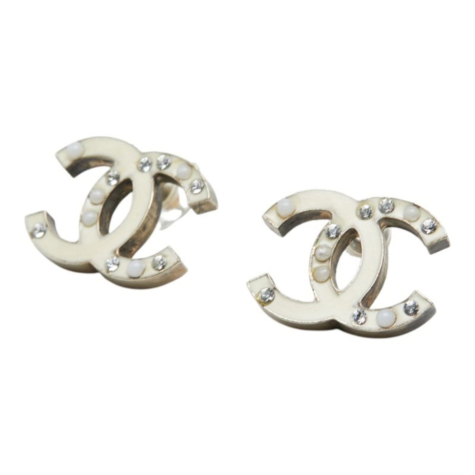 Metal earrings by Chanel: Metal earrings by Chanel Item Specifics: Brand: Chanel Type: Stud earrings Gender: Women Material: Metal Size (HxWxD): 15.40mm x 20.70mm / 0.61'' x 0.81'' Product Disclaimer: Items may exhibit light