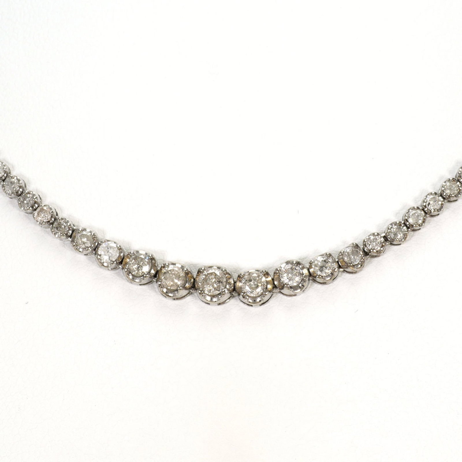18K (18-Karat White Gold) Necklace With 5.00Ct Diamonds Total Weight 11.6G 39Cm Length. Jewelry.: 18K (18-Karat White Gold) Necklace With 5.00Ct Diamonds Total Weight 11.6G 39Cm Length. Jewelry. 18K white gold necklace boasts an impressive total weight of 11.6g, featuring five high-quality