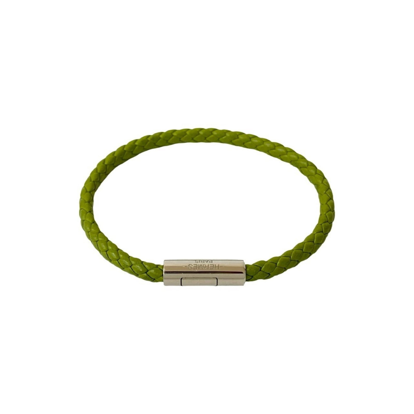 Hermes Charm Bracelet Leather: Hermes Charm Bracelet Leather Green leather charm bracelet from Hermes, measuring 18.5cm in length. This classic design showcases the brand's signature style and craftsmanship. Made entirely of high-q