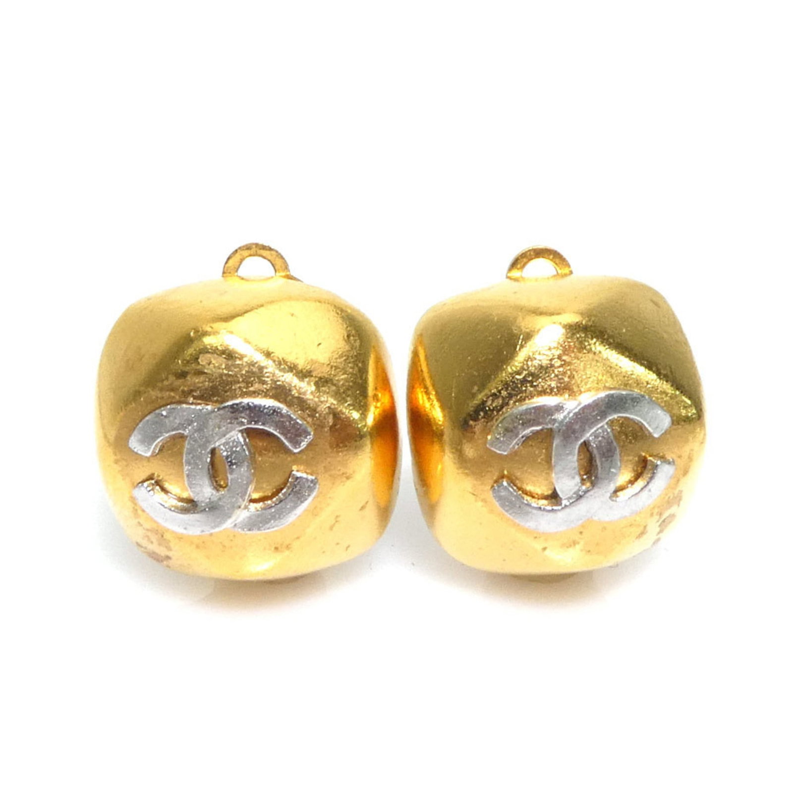 Metal clip earrings by Chanel: Metal clip earrings by Chanel Gold metal clip earrings from Chanel, measuring 15.00mm x 15.00mm in size. Made entirely of metal with no additional accessories. Item Specifics: Brand: Chanel Country of
