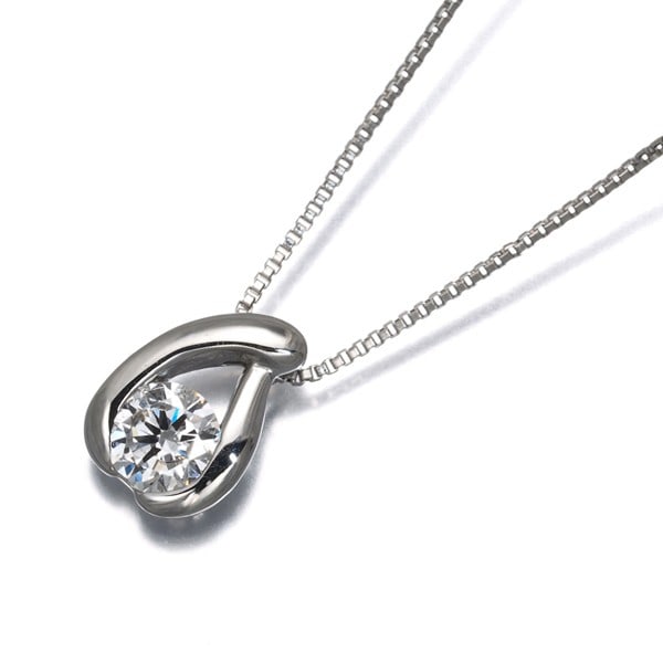 Solitaire 0.20Ct Diamond Necklace 900 Platinum: Solitaire 0.20Ct Diamond Necklace 900 Platinum 900 Platinum Solitaire Necklace features a stunning 0.20ct diamond pendant, carefully set in a sleek platinum chain with a length of 35/39cm. The natural