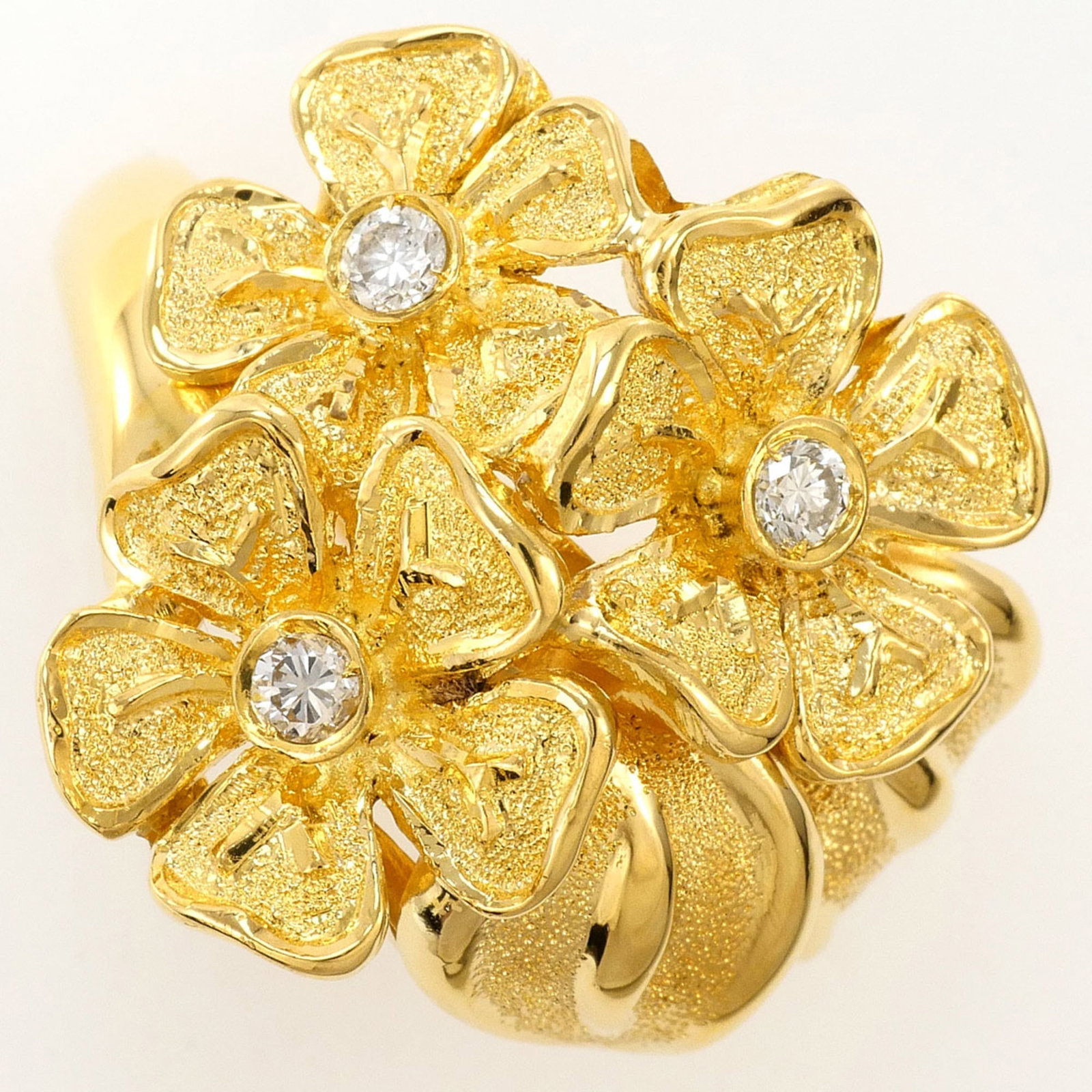 Unbranded Band Ring Yellow Gold (18K): Unbranded Band Ring Yellow Gold (18K) Yellow gold band ring with a diamond stone, crafted from 18K yellow gold. This unbranded piece boasts a sturdy design and a weight of 8.4g, making it a solid choi