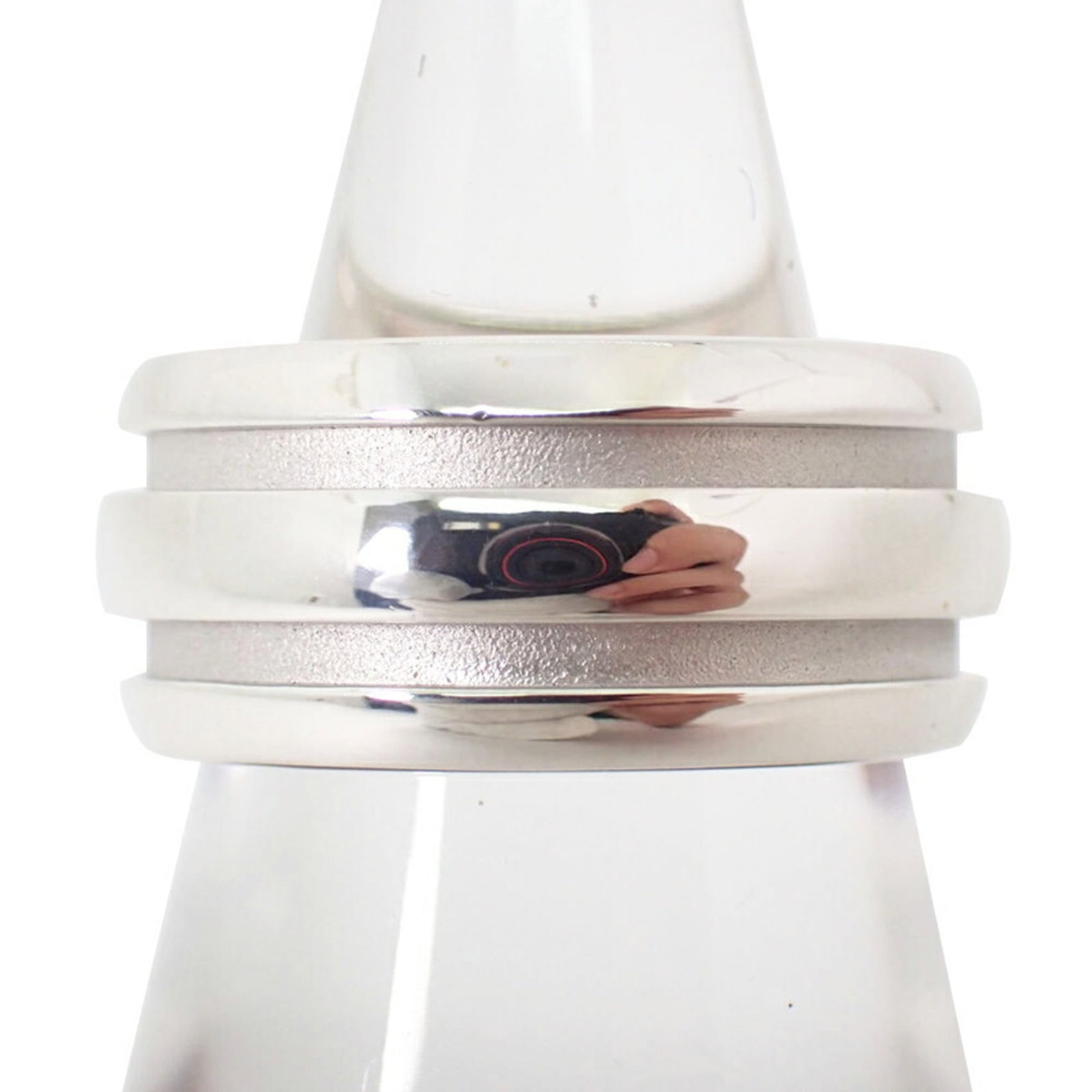 Tiffany Band Ring Sterling Silver 925: Tiffany Band Ring Sterling Silver 925 Sterling silver 925 band ring from Tiffany, available in US size 5.5 and made entirely of high-quality sterling silver. This elegant ring features a sleek design 