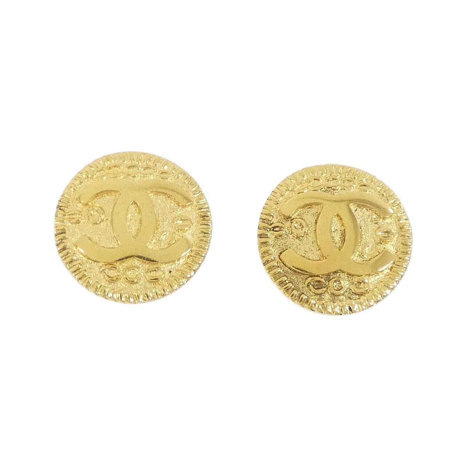 Clip earrings from Chanel: Clip earrings from Chanel Clip earrings from Chanel, crafted in gold and measuring 25.00mm x 25.00mm, showcase the brand's signature style with clean lines and minimalist design. The gold clip-on earr