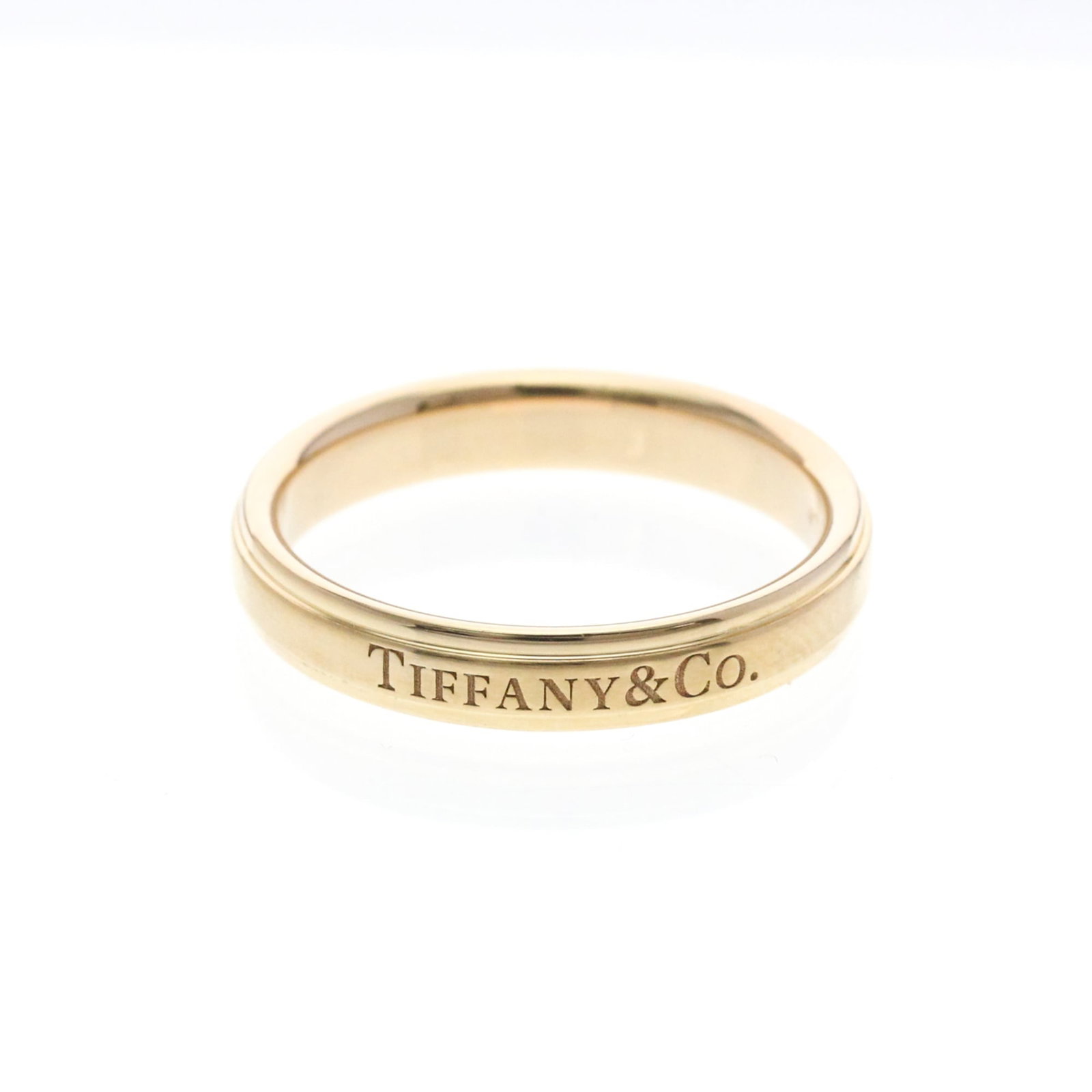 Pink Gold 18K Tiffany Wedding Ring: Pink Gold 18K Tiffany Wedding Ring Pink gold 18K Tiffany Wedding Ring. This elegant ring boasts a striking pink gold hue, crafted from high-quality 18K metal for a luxurious feel. Weighing in at 6.6g,