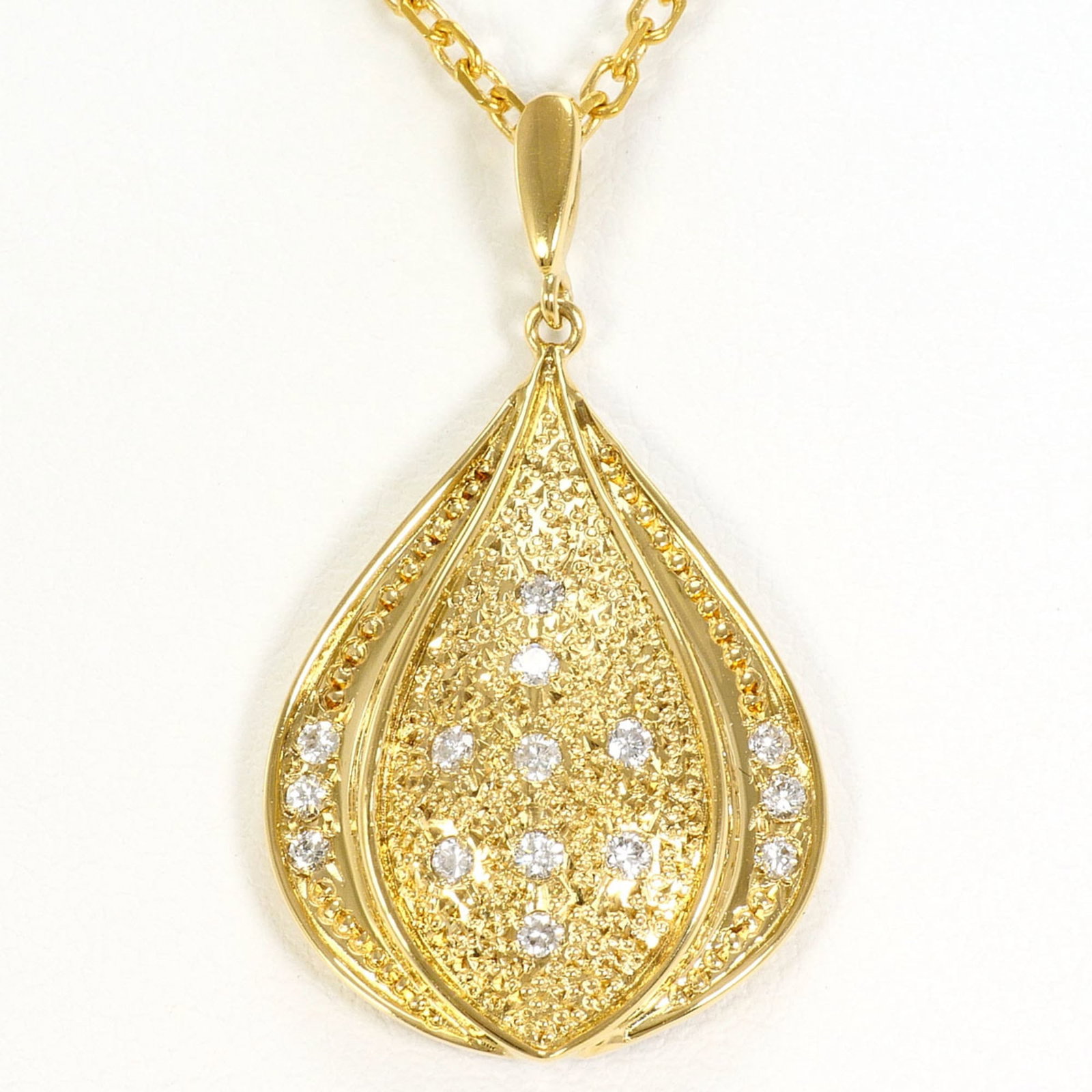 18K (18-Karat) Yellow Gold Necklace With 0.22Ct Diamond Certificate Of Authenticity Total Weight: 18K (18-Karat) Yellow Gold Necklace With 0.22Ct Diamond Certificate Of Authenticity Total Weight 18K yellow gold necklace with a 0.22ct diamond, carefully crafted to add a touch of elegance to any out