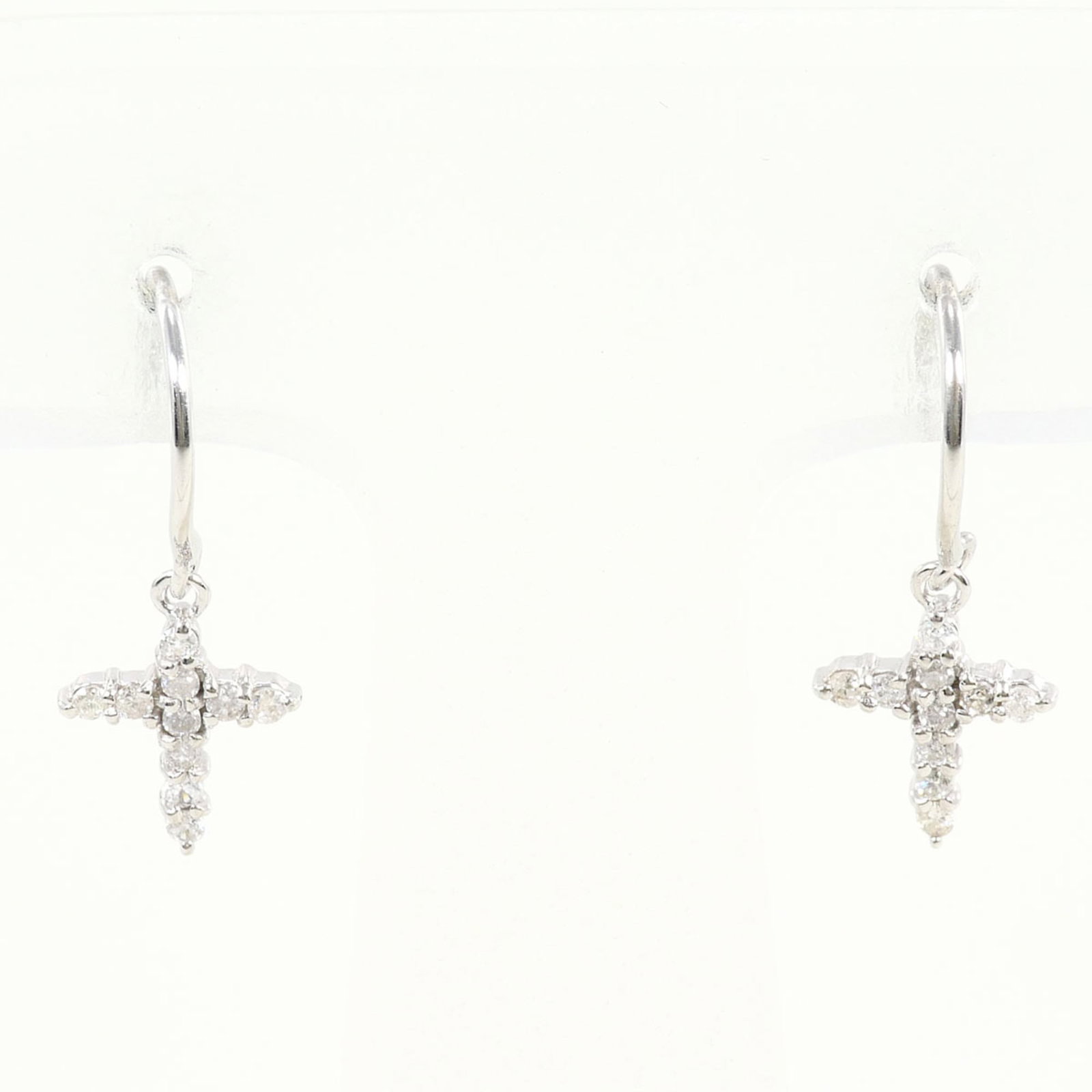 White Gold 18K Unbranded Drop Earrings: White Gold 18K Unbranded Drop Earrings White gold 18K earrings drop in elegant simplicity, adorned with a small diamond weight of 0.05 ct and weighing 0.7g / 0.02oz. The 18K metal purity provides a st