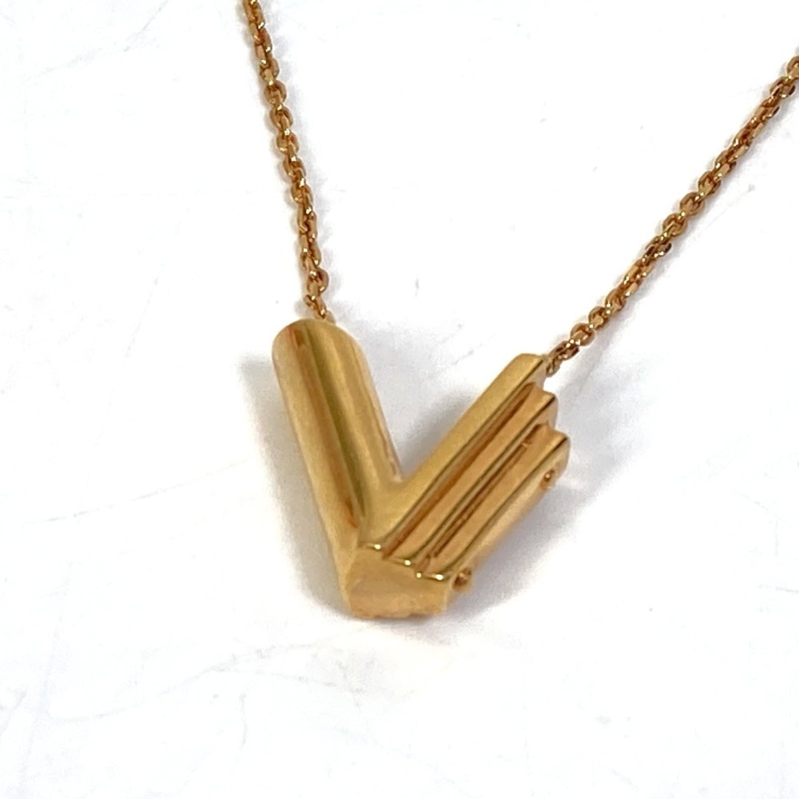 Women's gold necklace with initial "v" from Lv & Me for Louis Vuitton.: Women's gold necklace with initial "v" from Lv & Me for Louis Vuitton. Women's gold necklace with initial "v" from Lv & Me for Louis Vuitton, featuring a 15mm x 15mm pendant and adjustable neck