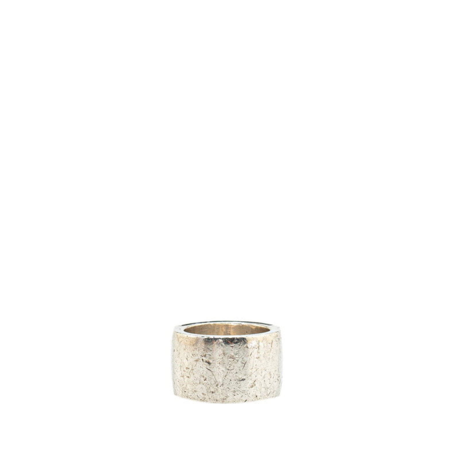 Gucci Band Ring Rubber Silver 925: Gucci Band Ring Rubber Silver 925 Gucci Band Ring features a sleek rubber design paired with silver 925 accents, making for a stylish and modern accessory. This women's band ring is available in US si