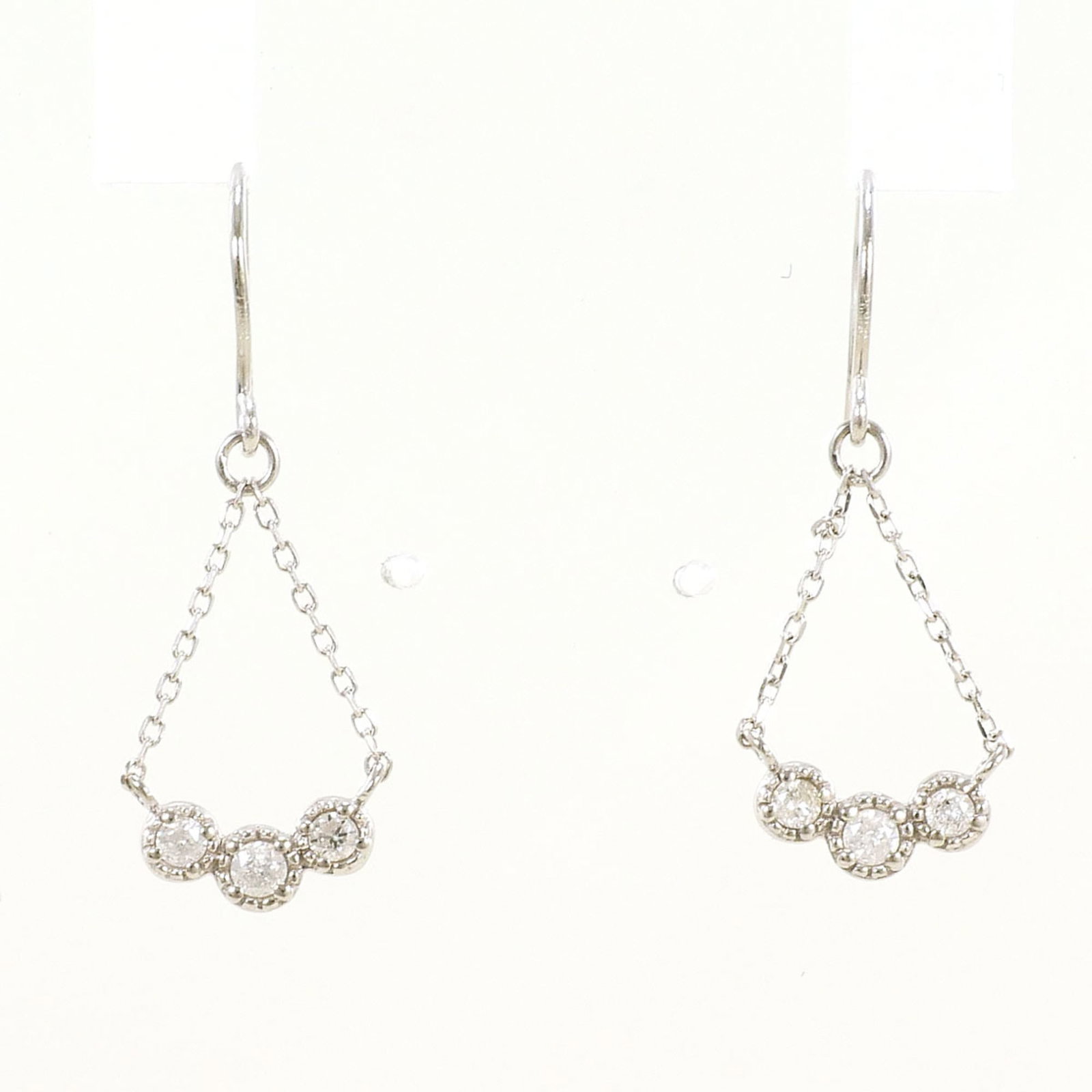 Unbranded Platinum Drop Earrings: Unbranded Platinum Drop Earrings Platinum drop earrings featuring a diamond stone, crafted from high-quality platinum metal. Weighing in at 0.6g, these elegant earrings showcase the luxurious feel and
