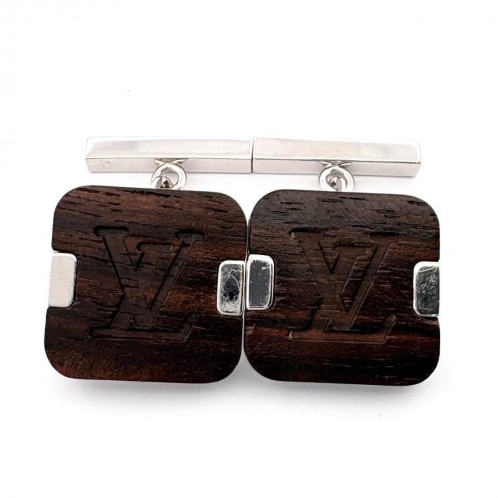 Wood cufflinks Louis Vuitton: Wood cufflinks Louis Vuitton Wood cufflinks from Louis Vuitton, crafted in brown and silver tones. Measuring 18mm x 18mm, these wooden cufflinks are a stylish accessory for formal occasions. Made from