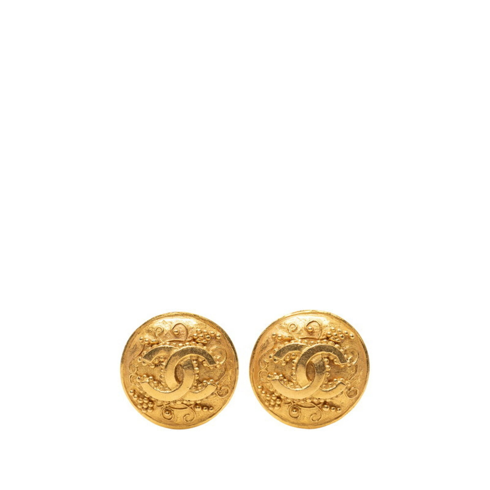 Clip earrings from Chanel: Clip earrings from Chanel Clip earrings from Chanel bear the iconic brand's signature gold finish, measuring 27.80mm x 27.80mm in size. These elegant earrings are designed to add a touch of sophistica