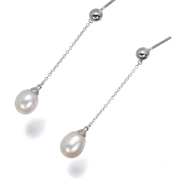 Tiffany&Co. Earrings Pearl 7.3Mm Chain 18K 750 White Gold: Tiffany&Co. Earrings Pearl 7.3Mm Chain 18K 750 White Gold Tiffany&Co.'s iconic pearl earrings feature a stunning 7.3mm pearl set in an 18k white gold chain, creating a timeless and elegant design.