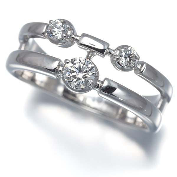 Tasaki Ring Diamond 0.37Ct Us8.5 18K 750 White Gold: Tasaki Ring Diamond 0.37Ct Us8.5 18K 750 White Gold Tasaki Ring Diamond boasts an impressive 0.37ct diamond, showcasing exceptional sparkle and brilliance in its 18k white gold setting. The ring's ele