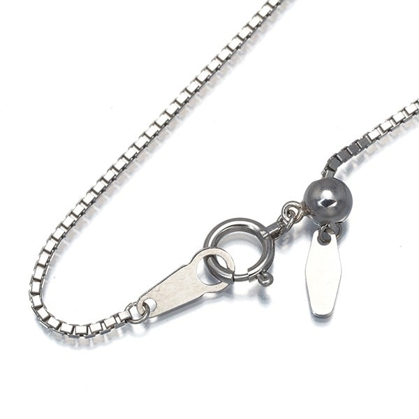 Platinum chain necklace 850 50cm box: Platinum chain necklace 850 50cm box Platinum chain necklace with an adjustable length of 50cm, featuring a sleek and modern design. The necklace's slender profile and 1.0mm width make it a stylish
