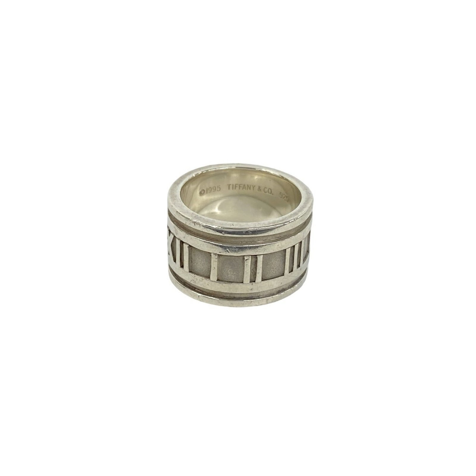 Silver band ring Tiffany 925: Silver band ring Tiffany 925 Silver band ring Tiffany 925 features a sleek, modern design made from high-quality silver. This women's band ring boasts a classic style with a US size 4.5 fit. Made from