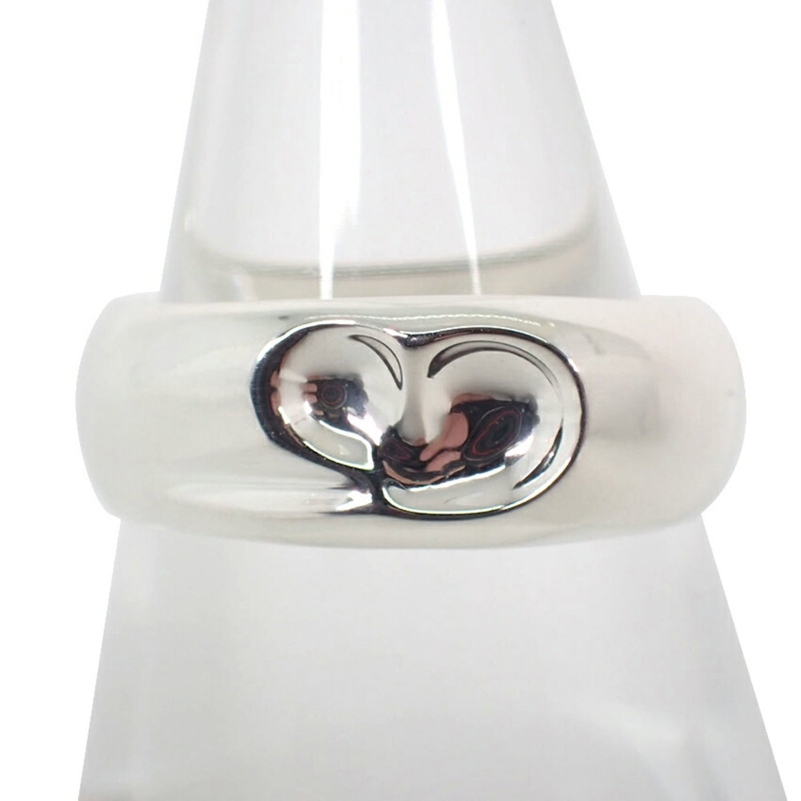Tiffany Band Ring Sterling Silver 925: Tiffany Band Ring Sterling Silver 925 Sterling silver band ring from Tiffany, available in US size 5.5 and made from 925 material for durability. This classic design features a timeless look that suit