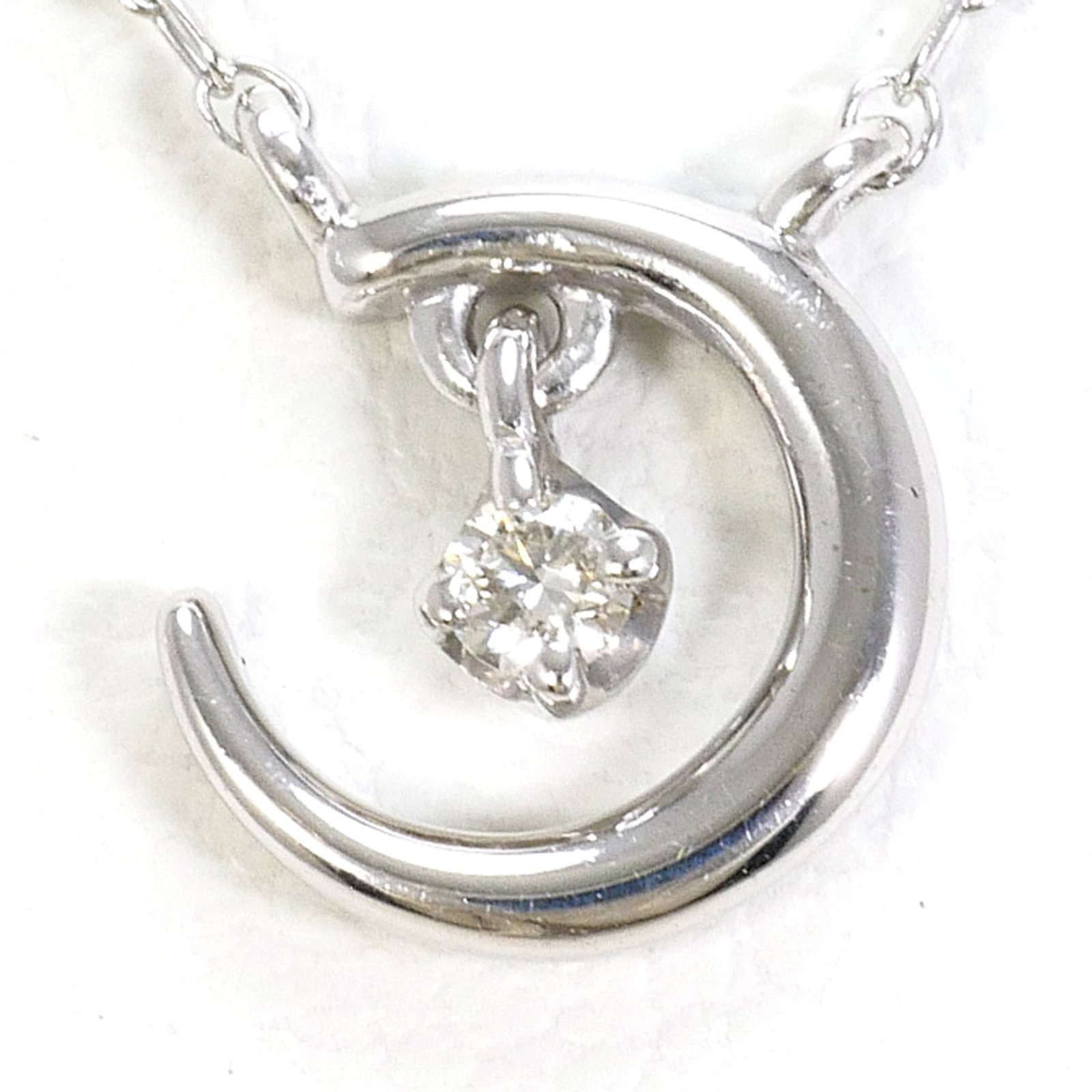 K10 10K Wg White Gold Necklace With 0.02Ct Diamond Total Weight 1.0G 40Cm Like New Condition: K10 10K Wg White Gold Necklace With 0.02Ct Diamond Total Weight 1.0G 40Cm Like New Condition White gold (10K) necklace with a total weight of 1.0g features a 40cm chain and a 7mm x 7mm diamond pendant