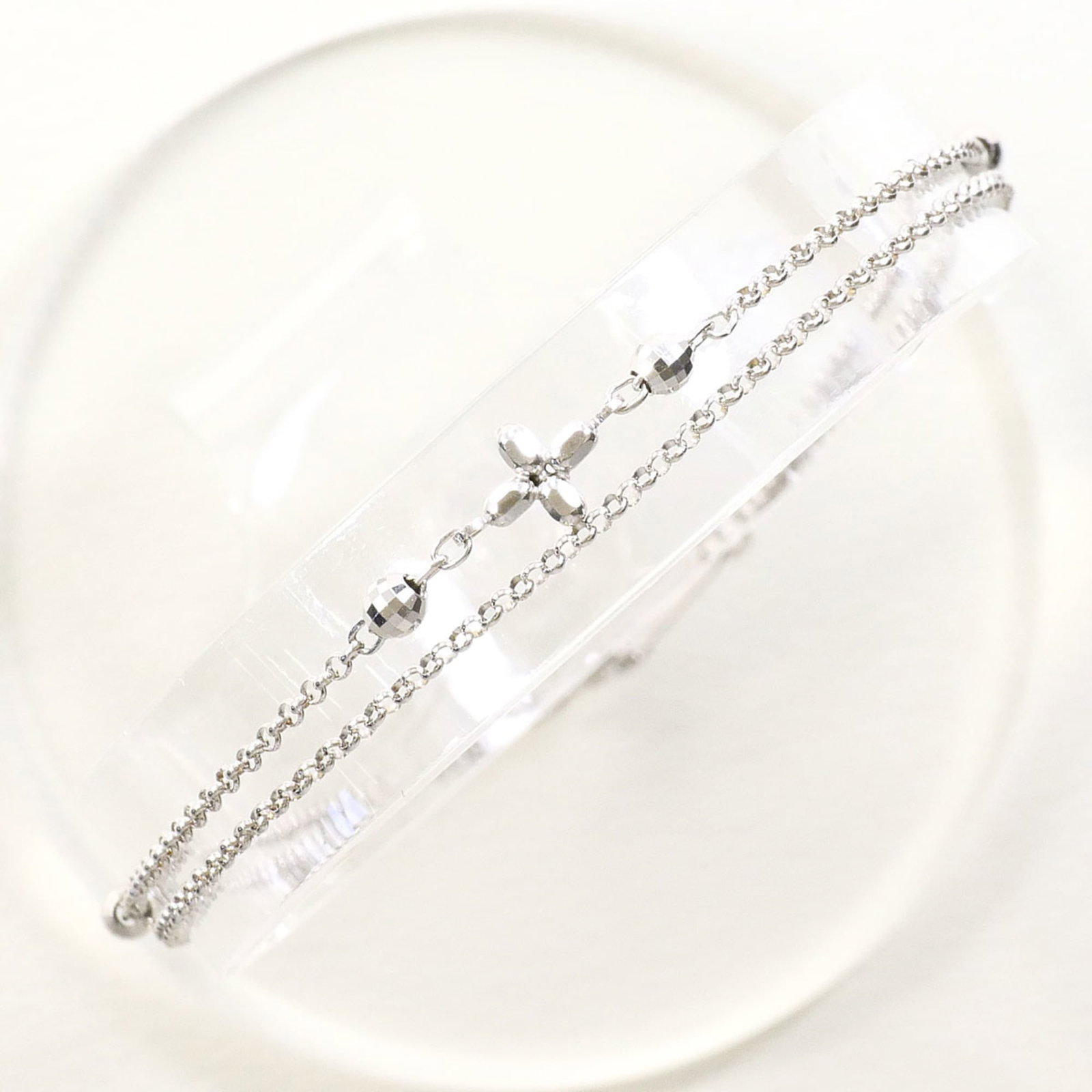 Unbranded Charm Bracelet White Gold (18K): Unbranded Charm Bracelet White Gold (18K) Unbranded charm bracelet made from 18K white gold, offering a sleek and modern design. Measuring 18cm in length, it features a weight of 1.6g. This charm brac