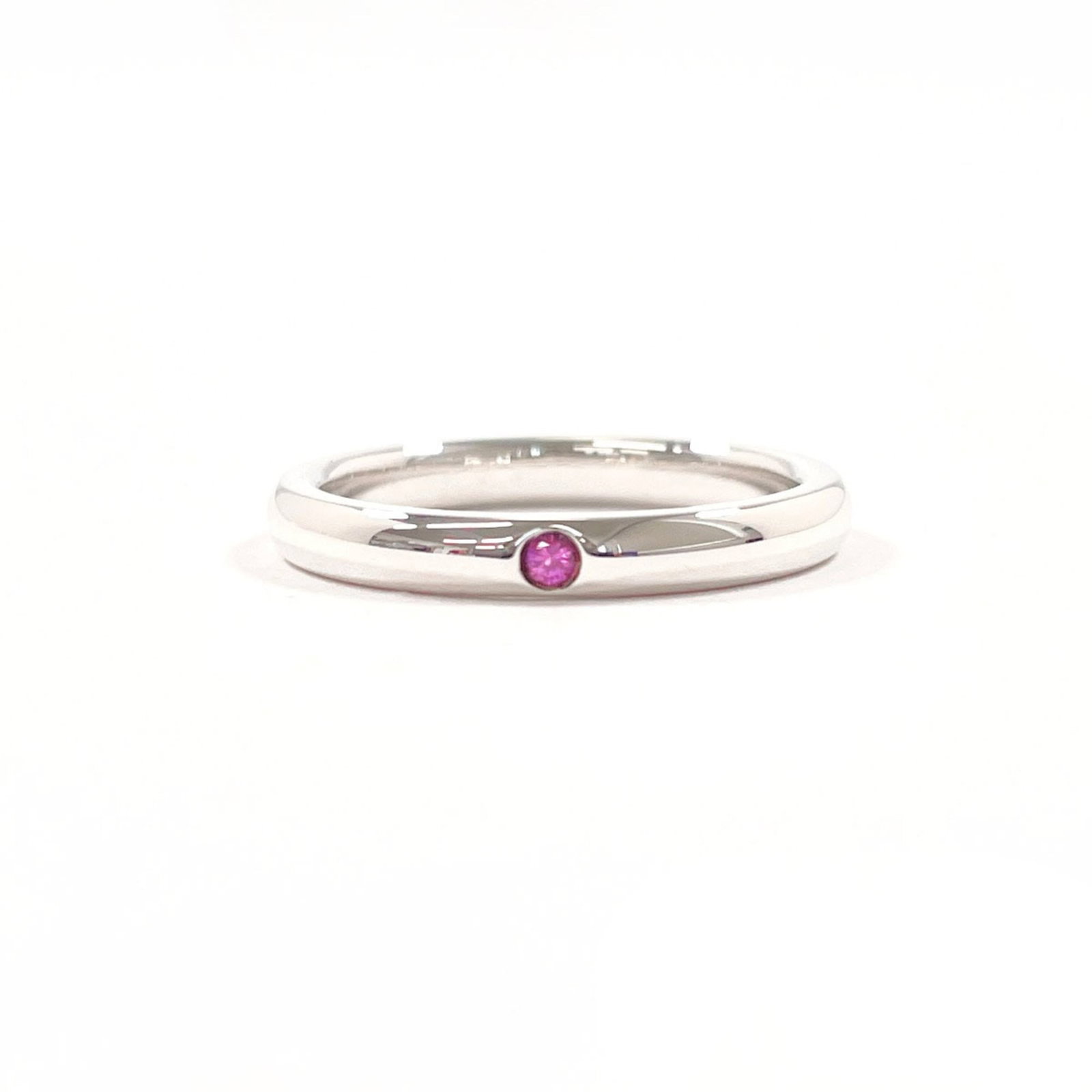 Silver band ring Tiffany 925: Silver band ring Tiffany 925 Silver band ring from Tiffany Type, made with high-quality Silver 925 Material. This pink and silver design offers a classic look that suits women's US Size 6.5. A simple 