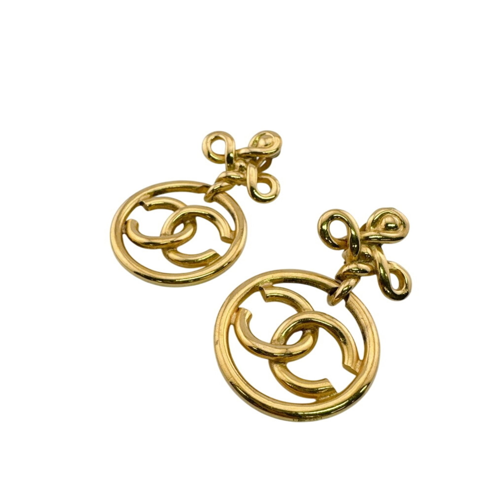 Clip earrings from Chanel: Clip earrings from Chanel Clip earrings from Chanel feature a gold plated finish and measure 55.00mm x 35.00mm, making them a stylish addition to any outfit. The classic design of these clip earrings 
