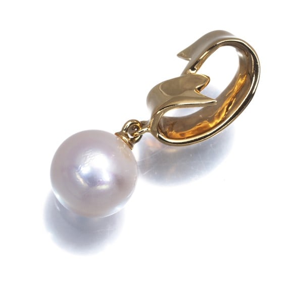 Mikimoto Pendant Akoya Pearl 7.2Mm Solitaire Drop 18K 750 Yellow Gold: Mikimoto Pendant Akoya Pearl 7.2Mm Solitaire Drop 18K 750 Yellow Gold 18k yellow gold pendant showcases a stunning 7.2mm Akoya pearl solitaire drop, carefully crafted to highlight the beauty of this c
