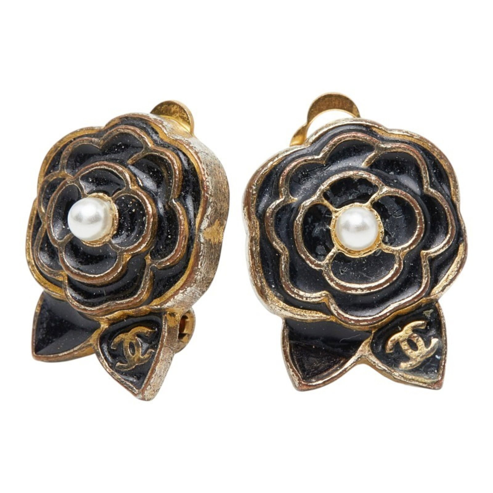 Clip earrings gold enamel by Chanel: Clip earrings gold enamel by Chanel Clip earrings in gold enamel with a black and artificial pearl stone, featuring a sleek design. Made from high-quality materials, these earrings showcase a striking
