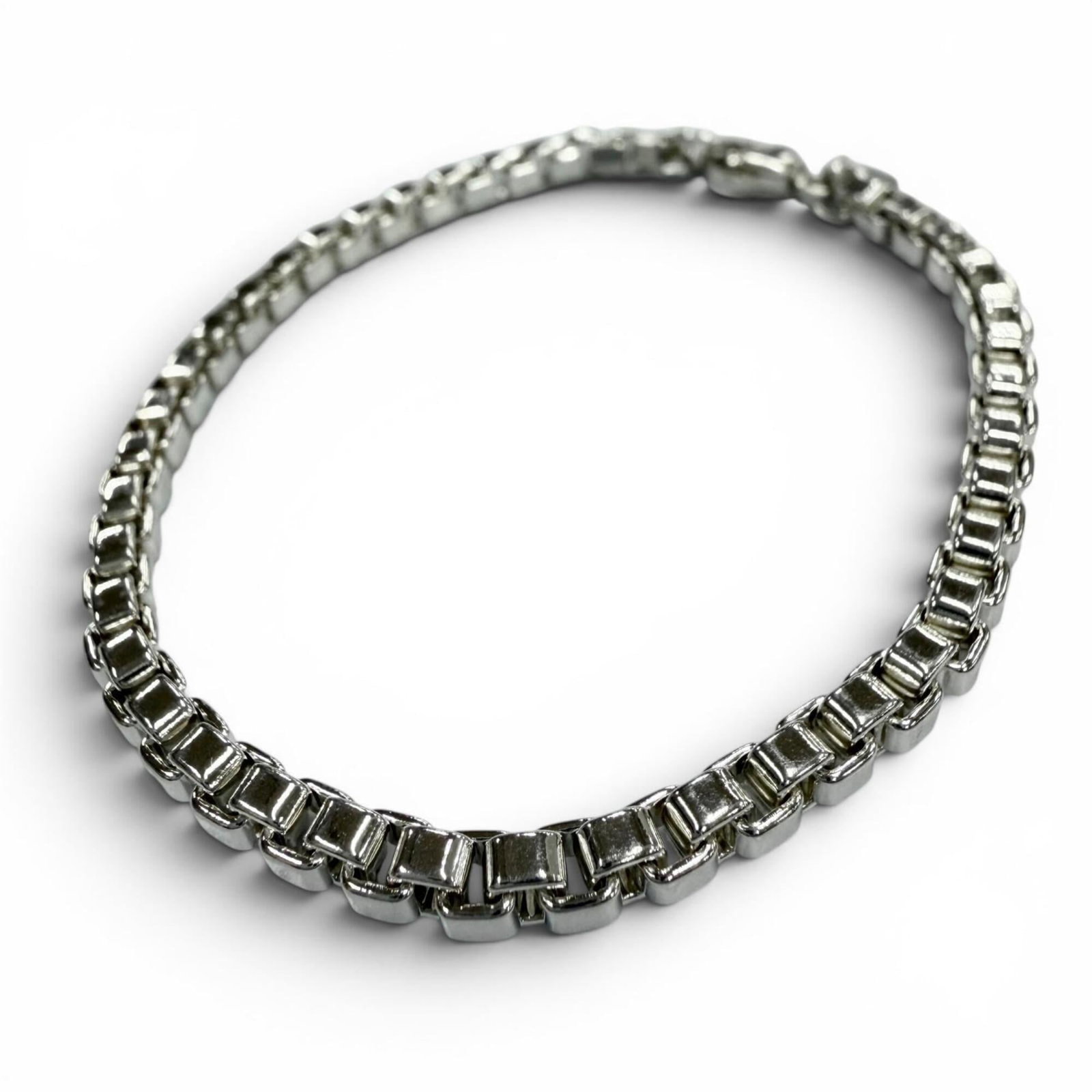 Tiffany Charm Bracelet Silver 925: Tiffany Charm Bracelet Silver 925 Silver 925 Tiffany Charm Bracelet, measuring 19cm in length. This charm bracelet features the iconic Tiffany brand and is made from high-quality silver. Its sleek