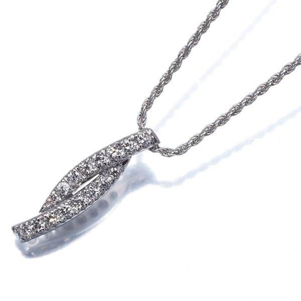 Diamond necklace gold white 18K Damiani: Diamond necklace gold white 18K Damiani 18K white gold Damiani necklace features a natural diamond pendant, weighing approximately 0.3ct. The necklace boasts a sleek design with a length of 44cm and a