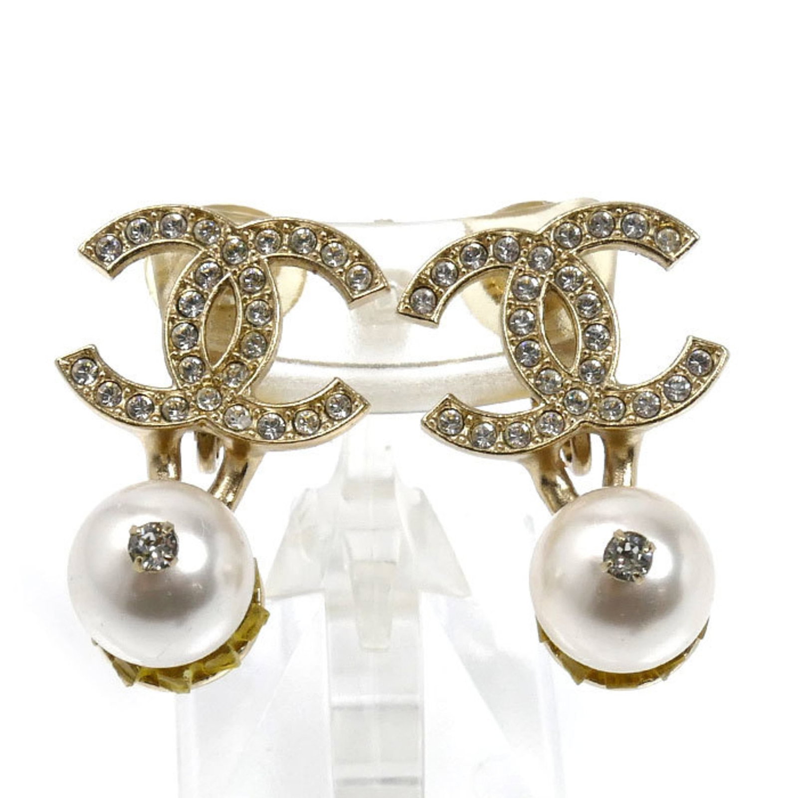 Chanel Clip Earrings Gold Plating: Chanel Clip Earrings Gold Plating Gold-plated clip earrings from Chanel, made in France with a size of 27.10mm x 17.70mm / 1.07'' x 0.70''. These earrings feature the iconic brand's gold plating