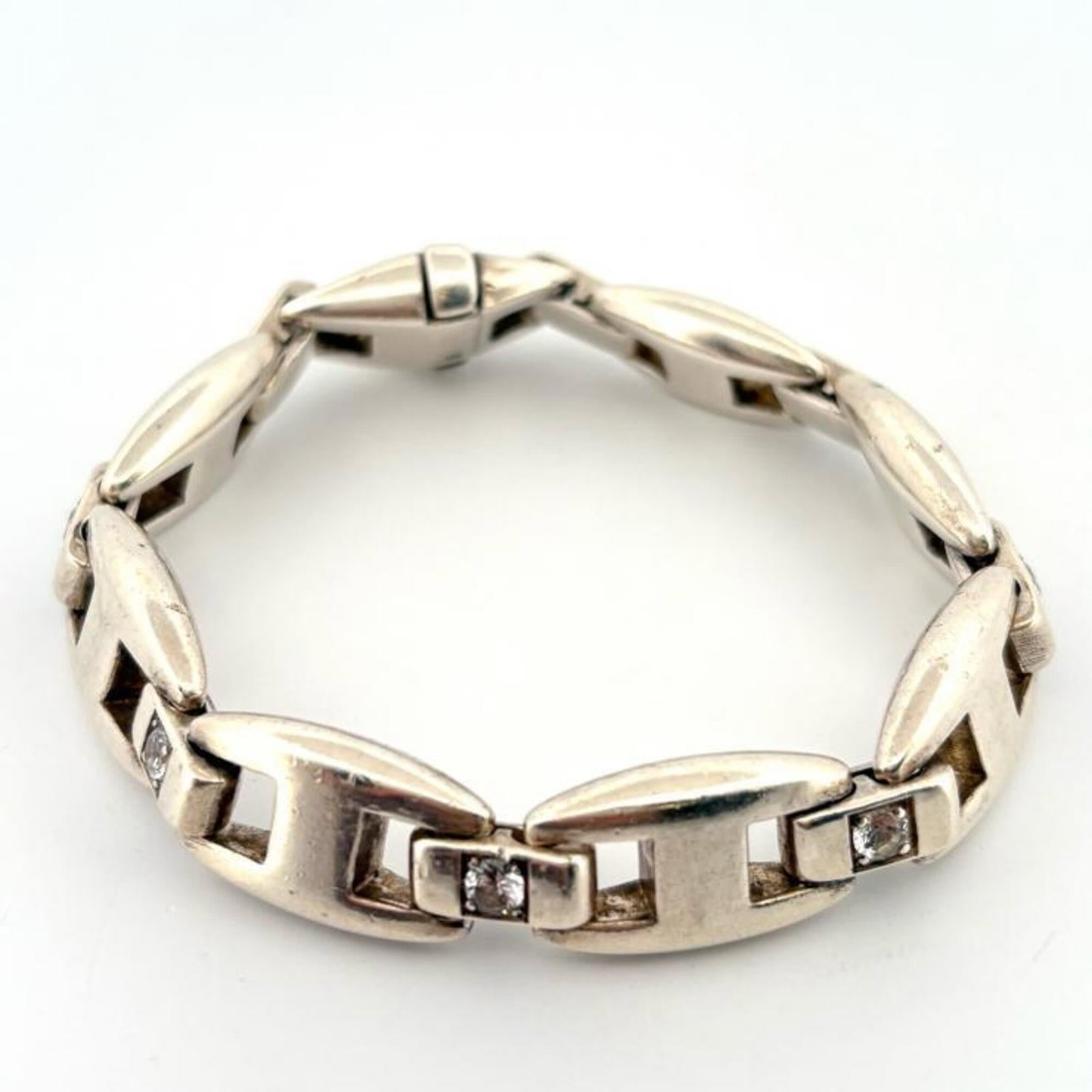 Silver Charm Bracelet Hermes: Silver Charm Bracelet Hermes Silver Charm Bracelet Hermes, 19cm in length, features a silver material and bears a signature. Made from high-quality silver alloy (925), this charm bracelet offers a