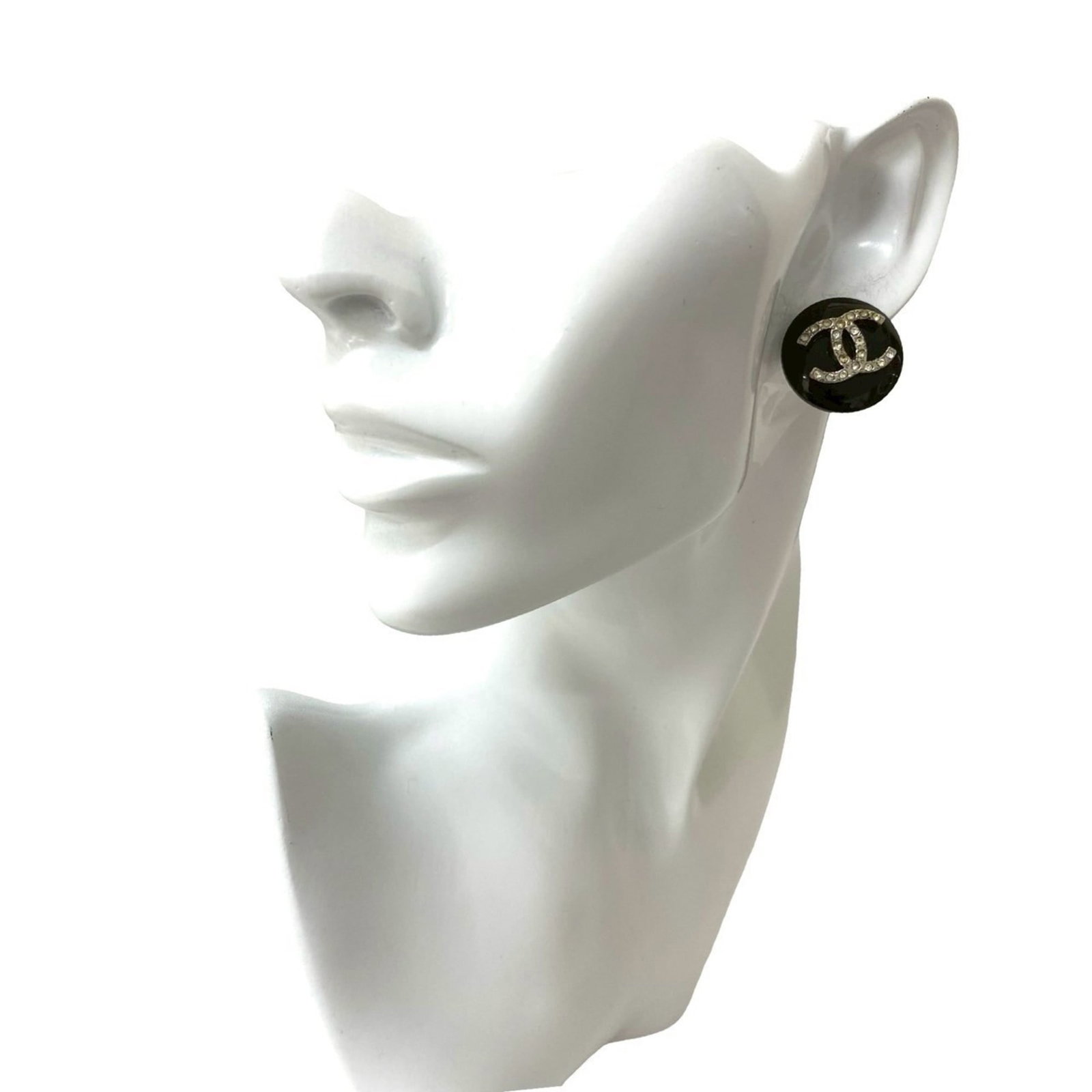 Chanel Clip Earrings Plastic: Chanel Clip Earrings Plastic Black and silver plastic clip earrings from Chanel, featuring a sleek design with a small size of 20.00mm x 20.00mm. These earrings come in a box for storage and display. 