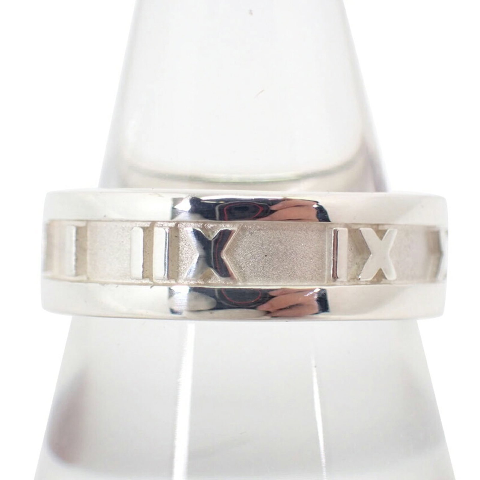 Tiffany Band Ring Sterling Silver 925: Tiffany Band Ring Sterling Silver 925 Sterling silver band ring from Tiffany's Atlas line, featuring a sleek design with a width of 6.2mm and a weight of 6.2g. This 56 US size ring boasts a classic lo