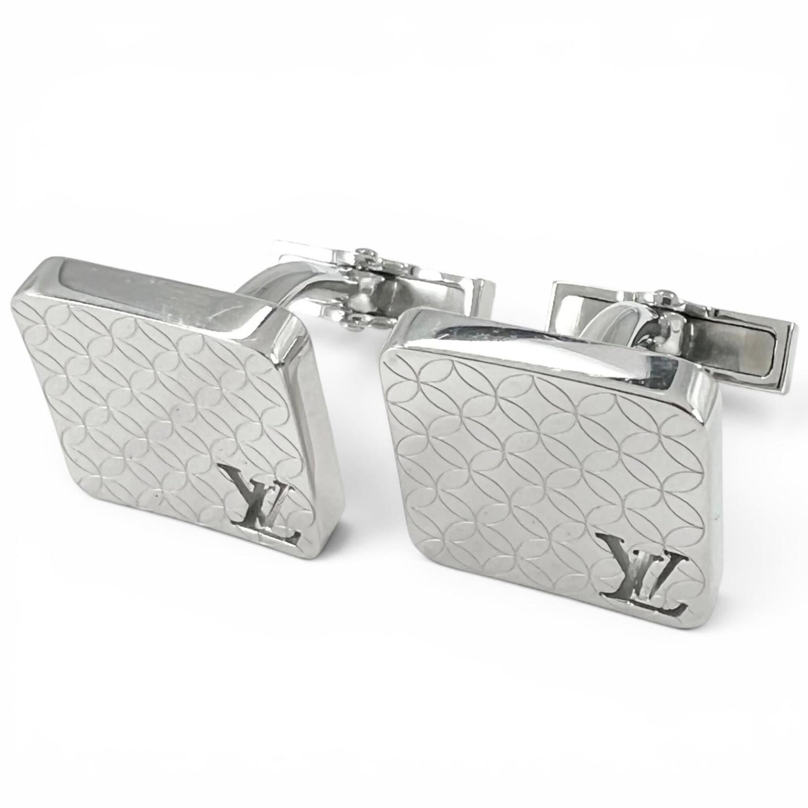 Cufflinks from Louis Vuitton: Cufflinks from Louis Vuitton Silver Louis Vuitton cufflinks with a country of origin in France and a signature. Measuring 65.00mm x 60.00mm x 15.00mm, these cufflinks are made from the specified mater