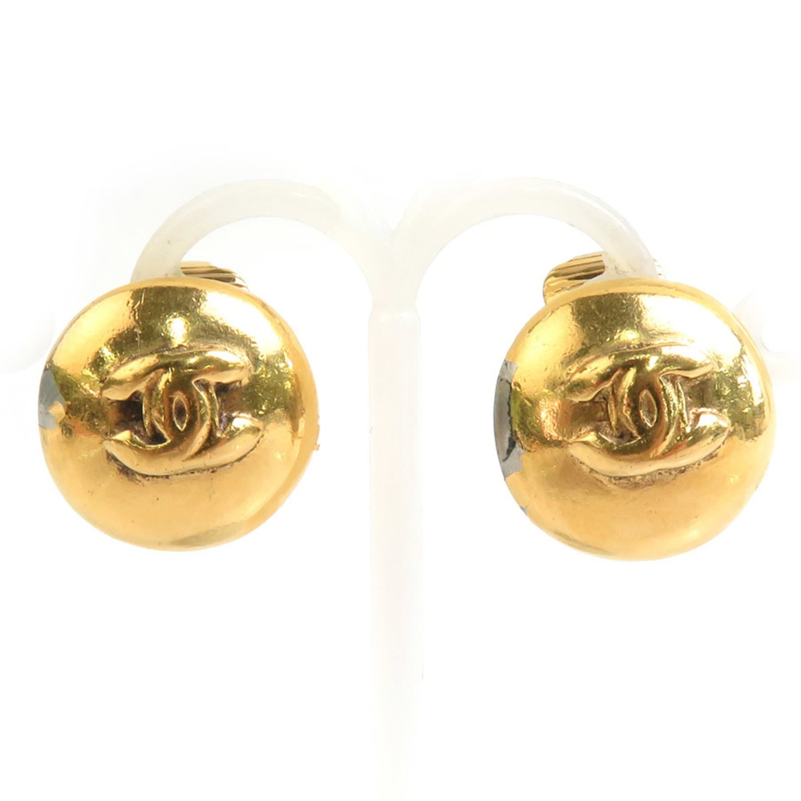 Metal clip earrings by Chanel: Metal clip earrings by Chanel Metal clip earrings by Chanel, crafted in gold metal with a sleek design. The compact size and minimalist aesthetic make these earrings perfect for everyday wear. Include