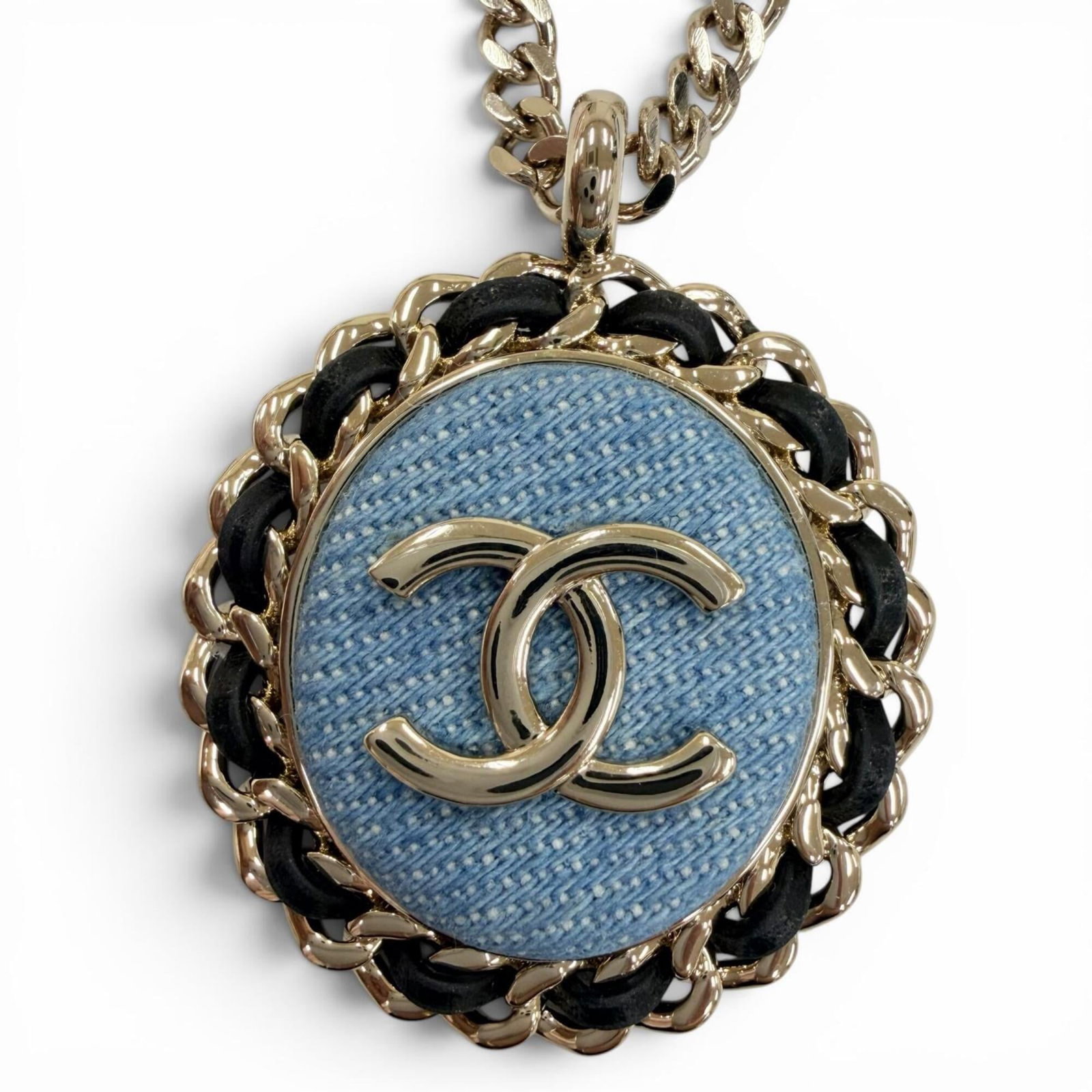 Chanel (2025 Model) B25P Coco Mark Denim Design Chain Necklace Indigo Blue Gold Hardware Made In: Chanel (2025 Model) B25P Coco Mark Denim Design Chain Necklace Indigo Blue Gold Hardware Made In The Chanel B25P Coco Mark Denim Design Chain Necklace boasts a stunning indigo blue hue, complemented b
