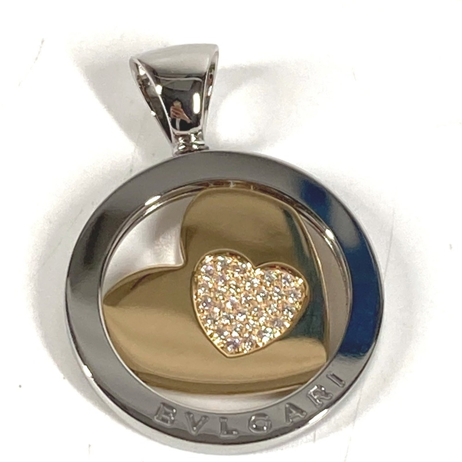 Bvlgari Necklace Jewelry Accessory Choker Tondo Heart Diamond Pendant Top 750 Gold 18K 18Kwg Men'S: Bvlgari Necklace Jewelry Accessory Choker Tondo Heart Diamond Pendant Top 750 Gold 18K 18Kwg Men'S Made from 18K gold, this Bvlgari necklace features a tondo heart diamond pendant. The piece boasts a