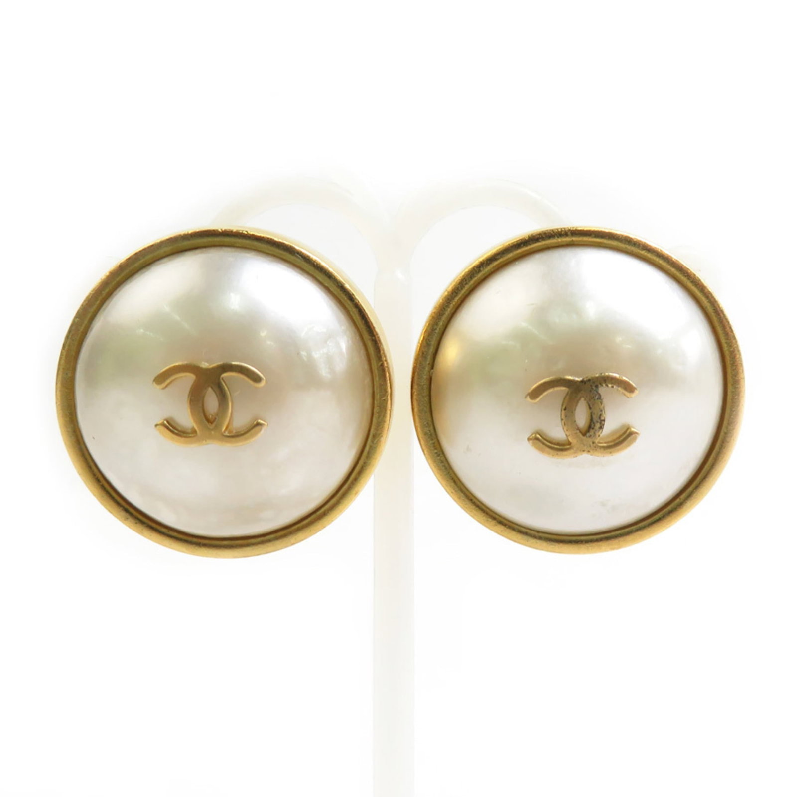 Chanel Clip Earrings Artificial Pearl Metal: Chanel Clip Earrings Artificial Pearl Metal Gold and off-white artificial pearl clip earrings from the iconic Chanel brand, crafted with metal. Bearer of the renowned French fashion house's signature