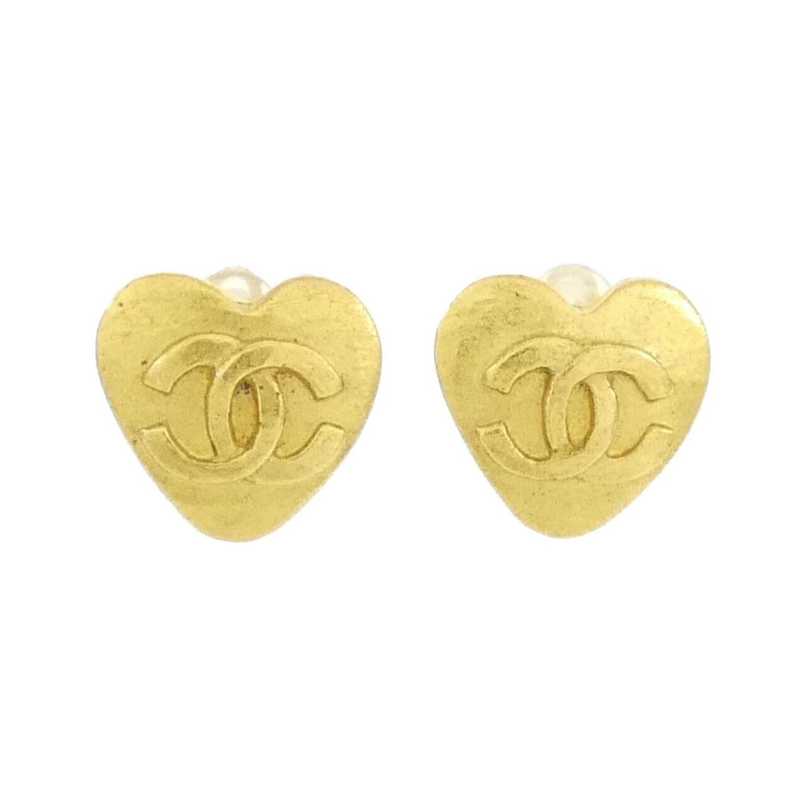 Clip earrings from Chanel: Clip earrings from Chanel Clip earrings from Chanel are crafted in gold, measuring 19.00mm x 0.75'' in size. They come with a box and bear the MPN 04918, providing a clear indication of their brand