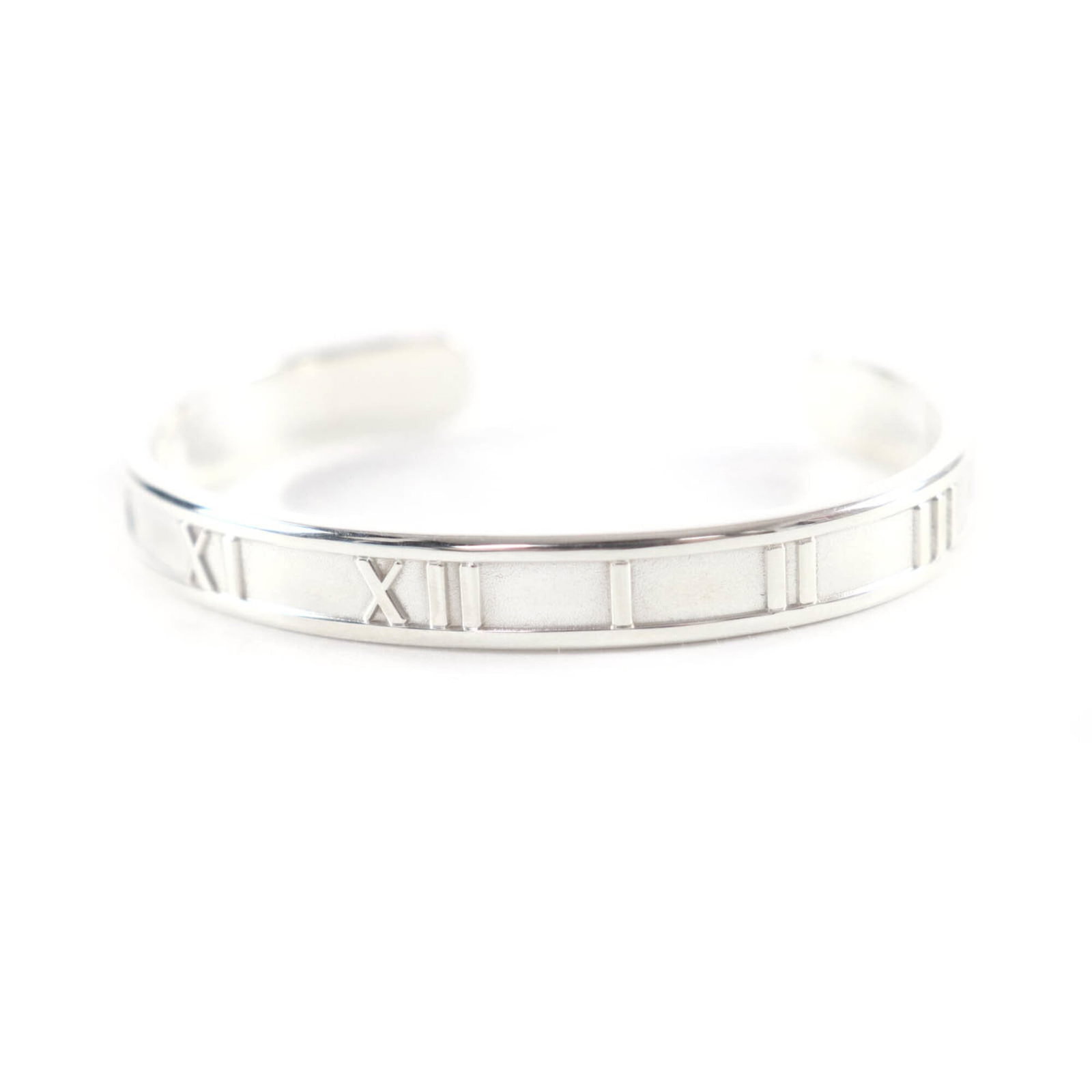 Tiffany Bangle Silver 925: Tiffany Bangle Silver 925 Silver bangle from the Tiffany Line, crafted in Italy with 925 sterling silver and featuring a sleek design. The piece measures 12.5cm in length and 7mm in width, weighing