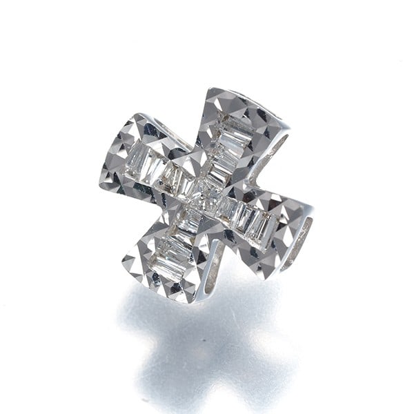 Diamond 0.20Ct Cross Pendant 18K 750 White Gold: Diamond 0.20Ct Cross Pendant 18K 750 White Gold 18k white gold pendant showcases a natural diamond, totaling 0.20ct in total carat weight, set within its design size of 10.8 x 10.8mm. The pendant's ba