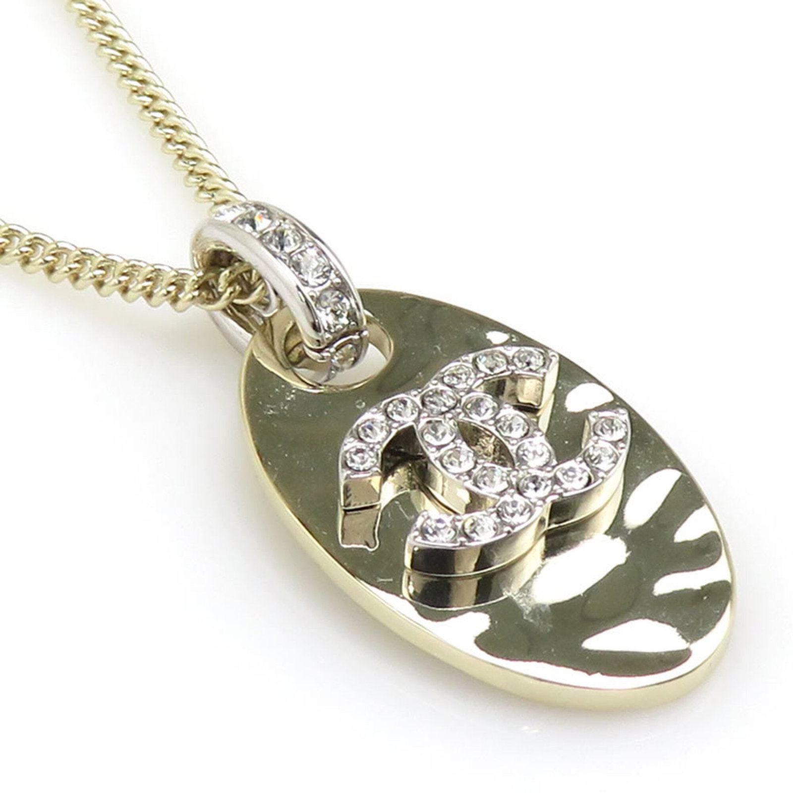Chanel Necklace Metal Gold Women'S H32330: Chanel Necklace Metal Gold Women'S H32330 Metal gold Chanel necklace from France, featuring a 35mm x 18mm pendant on a chain with a neck circumference of 67 cm / 26.37''. This elegant piece boasts a c