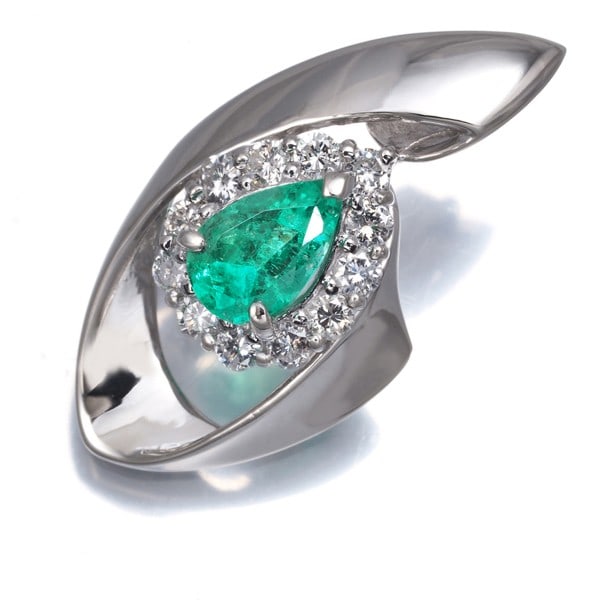 Emerald 0.93Ct Diamond 0.47Ct Pendant 900 Platinum: Emerald 0.93Ct Diamond 0.47Ct Pendant 900 Platinum The 0.93ct emerald pendant is set in a stunning 900 platinum frame, showcasing the vibrant green hue of the natural stone. This elegant piece feature