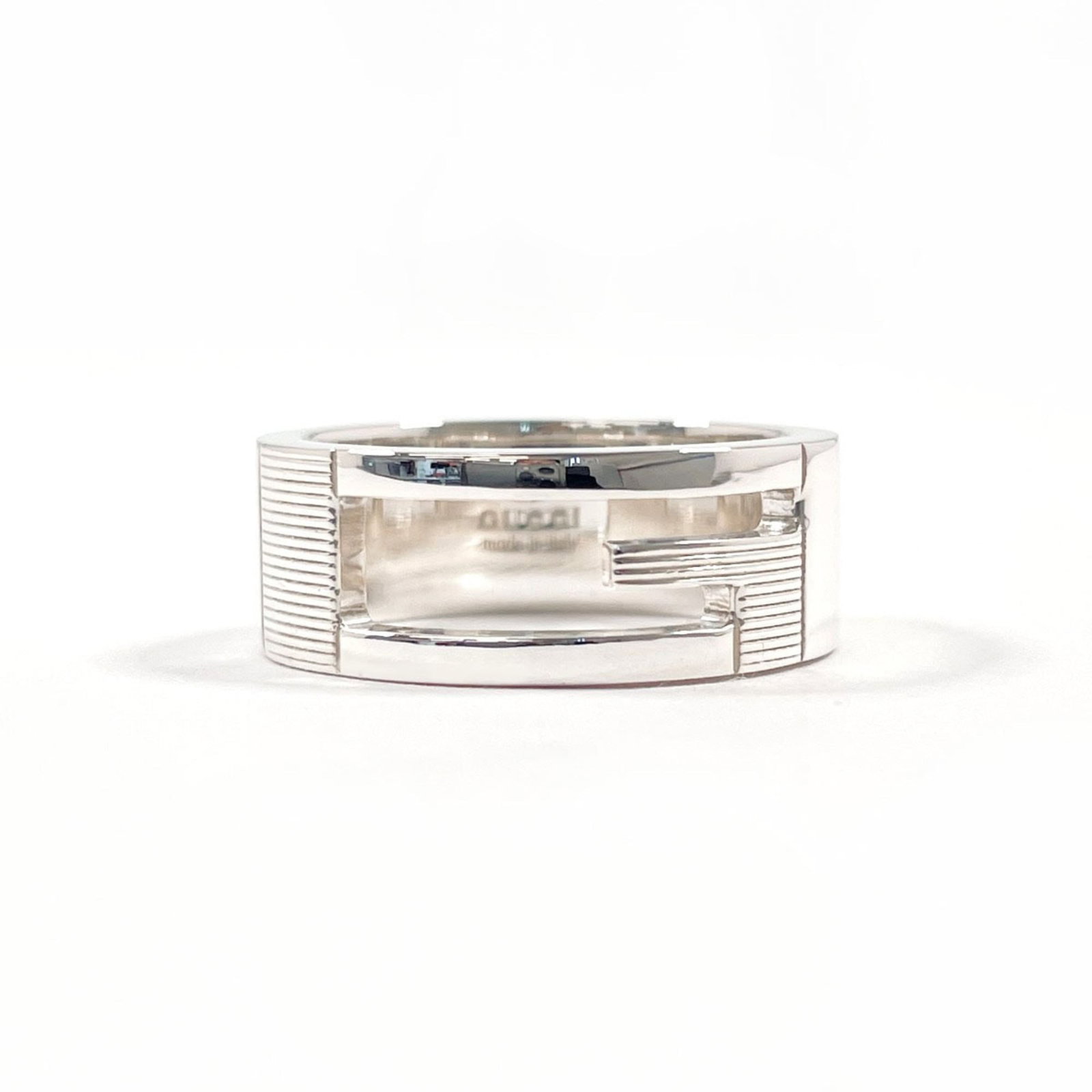Gucci Band Ring Silver 925: Gucci Band Ring Silver 925 Silver 925 Gucci Band Ring, crafted from high-quality sterling silver, features the iconic Gucci brand. This elegant band ring boasts a sleek design and classic style, perfe