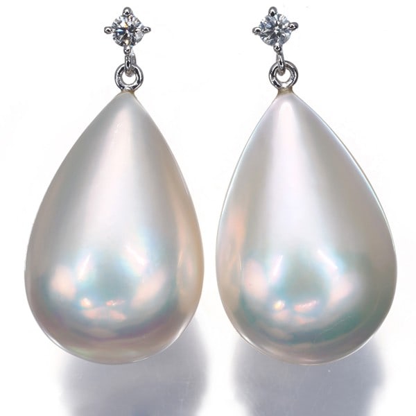 Mabe Teardrop Pearl Diamond Earrings 750 18k White Gold: Mabe Teardrop Pearl Diamond Earrings 750 18k White Gold The Mabe Teardrop Pearl Diamond Earrings in 18k White Gold are a stunning drop/dangle design featuring a large, high-quality cultured mabe pearl