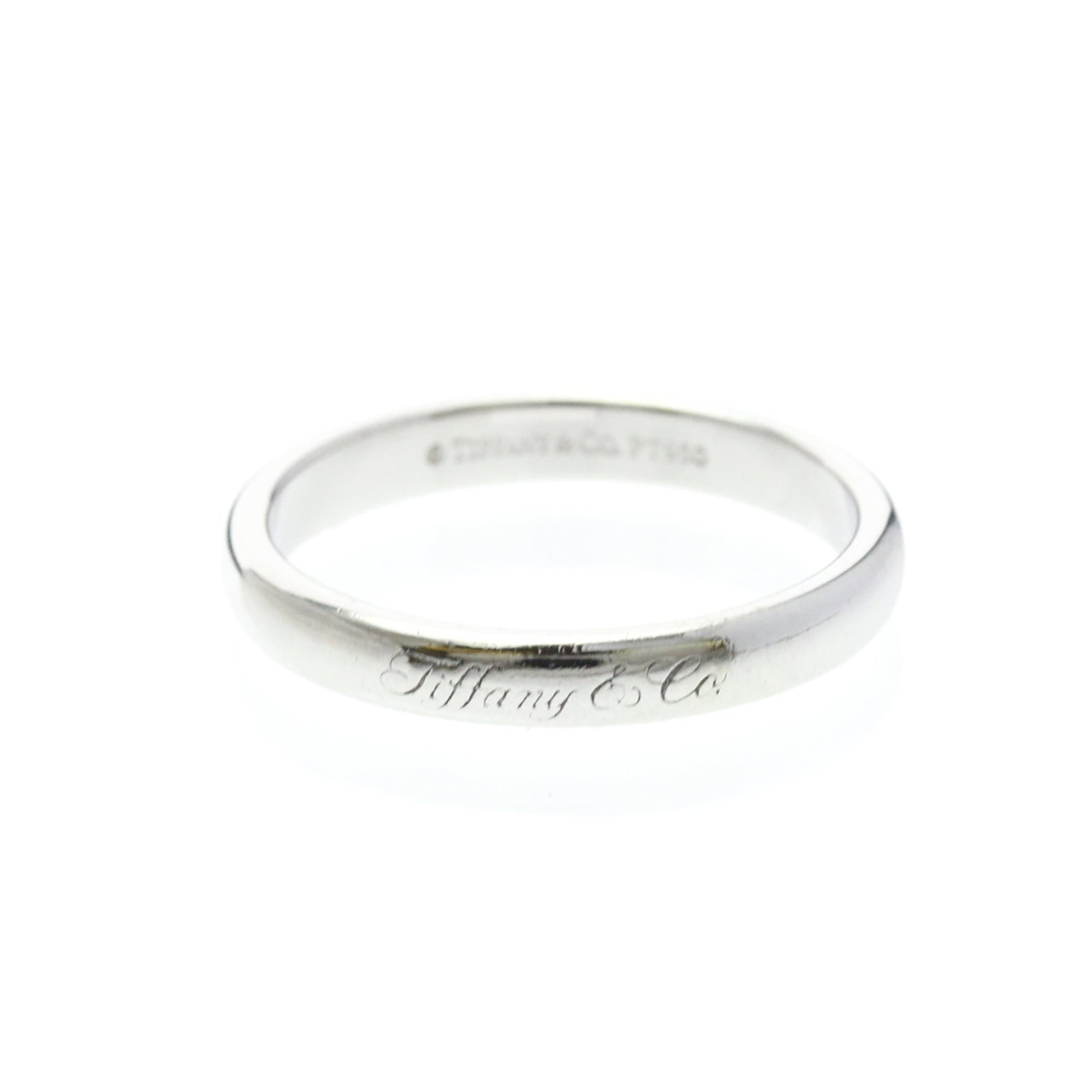 Tiffany ring band platinum: Tiffany ring band platinum Platinum ring band from Tiffany, featuring a classic design with a silver finish. This fashion-forward piece boasts a sleek 3mm width and weighs approximately 140g, making i