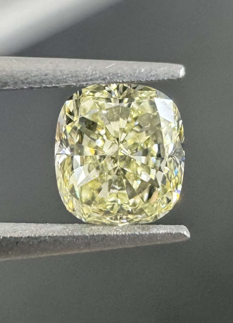 GIA Cushion Modified 0.54ct Y-Z VVS1 - Loose Natural Diamond: GIA Cushion Modified 0.54ct Y-Z VVS1 - Loose Natural Diamond The GIA-certified 0.54ct Y-Z VVS1 diamond boasts exceptional clarity and color, with a cushion cut that adds to its unique charm. This natu