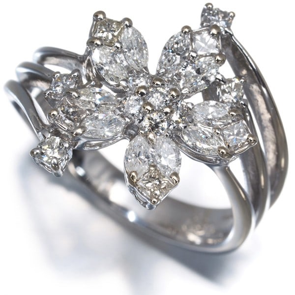 Diamond 0.91Ct Flower Ring 18K 750 White Gold: Diamond 0.91Ct Flower Ring 18K 750 White Gold 18k white gold diamond ring boasts a stunning 0.91ct natural diamond at its center, set against a sleek and modern design that makes it perfect for everyd